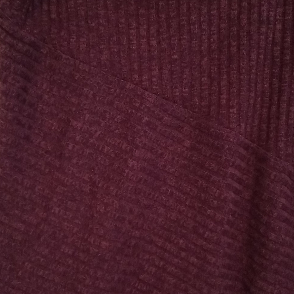 Cowl neck sleeveless top, size Large - Picture 3 of 5